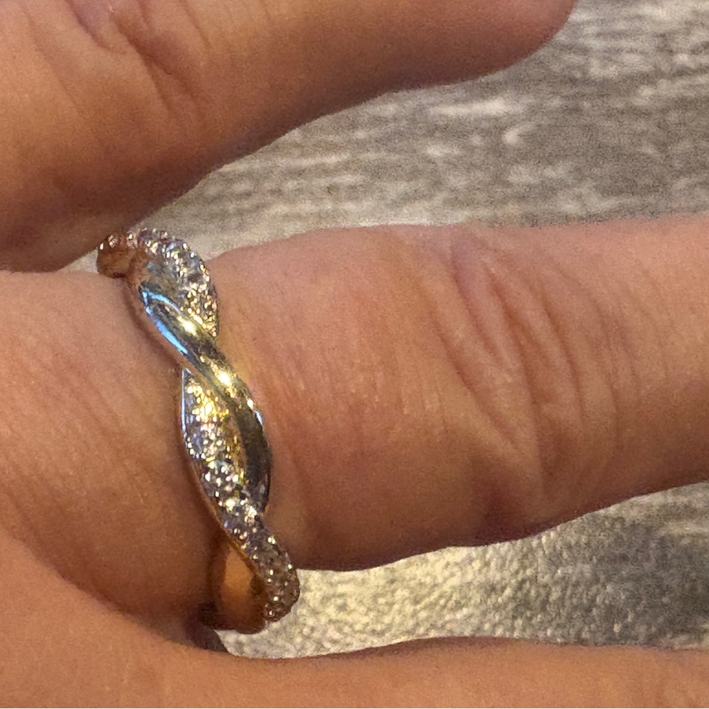 EUC, Elegant 18k Gold plated and cubic zirconia Twist Ring, Sz.9
